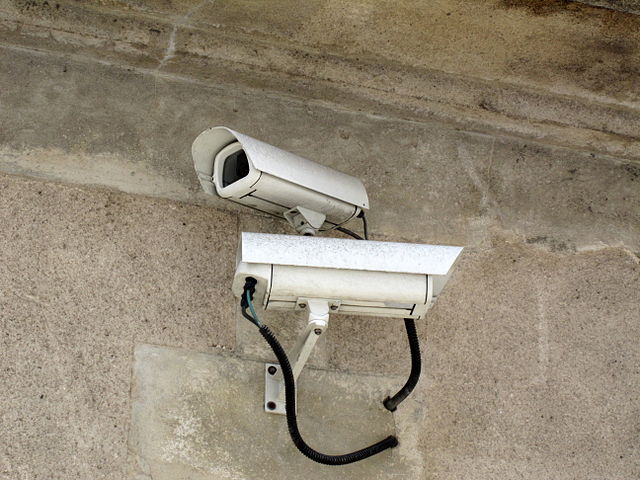 640px-cameras_de_surveillance_sur_la_voie_publique