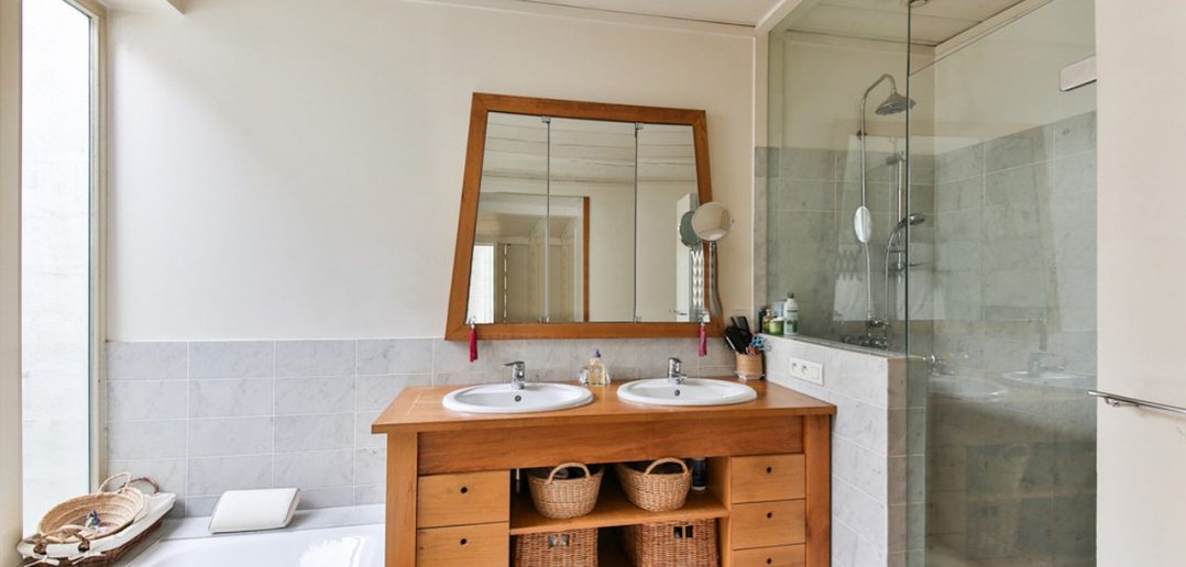 Armoire salle de bain : le rangement idéal pour vos bricoles.